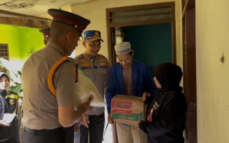 Tanamkan Jiwa Melayani, 774 Siswa SPN Polda Metro Jaya Bagikan Sembako dan Cek Kesehatan Gratis.