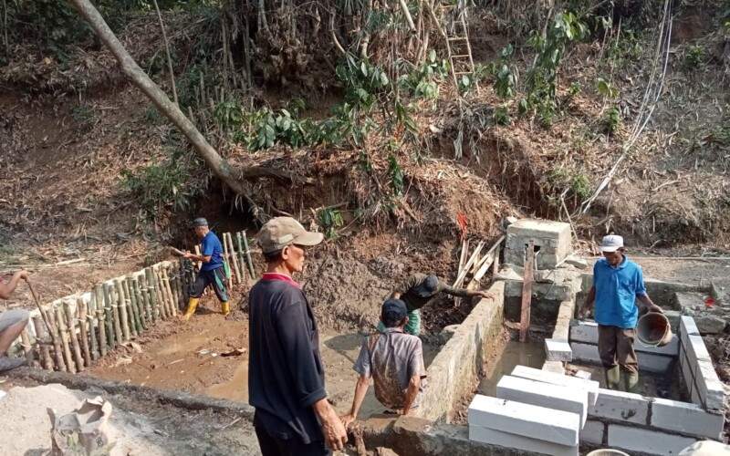 Warga Kampung Gunung Menyan Swadaya Perbaiki Saluran Air Bersih yang Rusak Puluhan Tahun