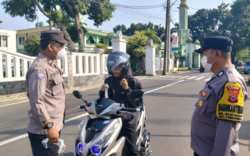 Erupsi Anak Krakatau, Polisi Lindungi Pengguna Jalan di Cibinong dengan Masker