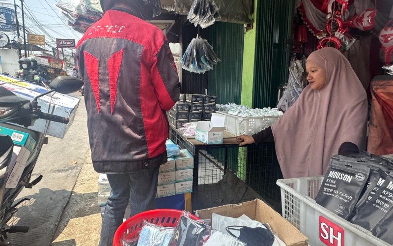 Penjualan Masker di Cibinong Naik Imbas Abu Vulkanik Anak Krakatau, Stok Duckbill Mulai Langka