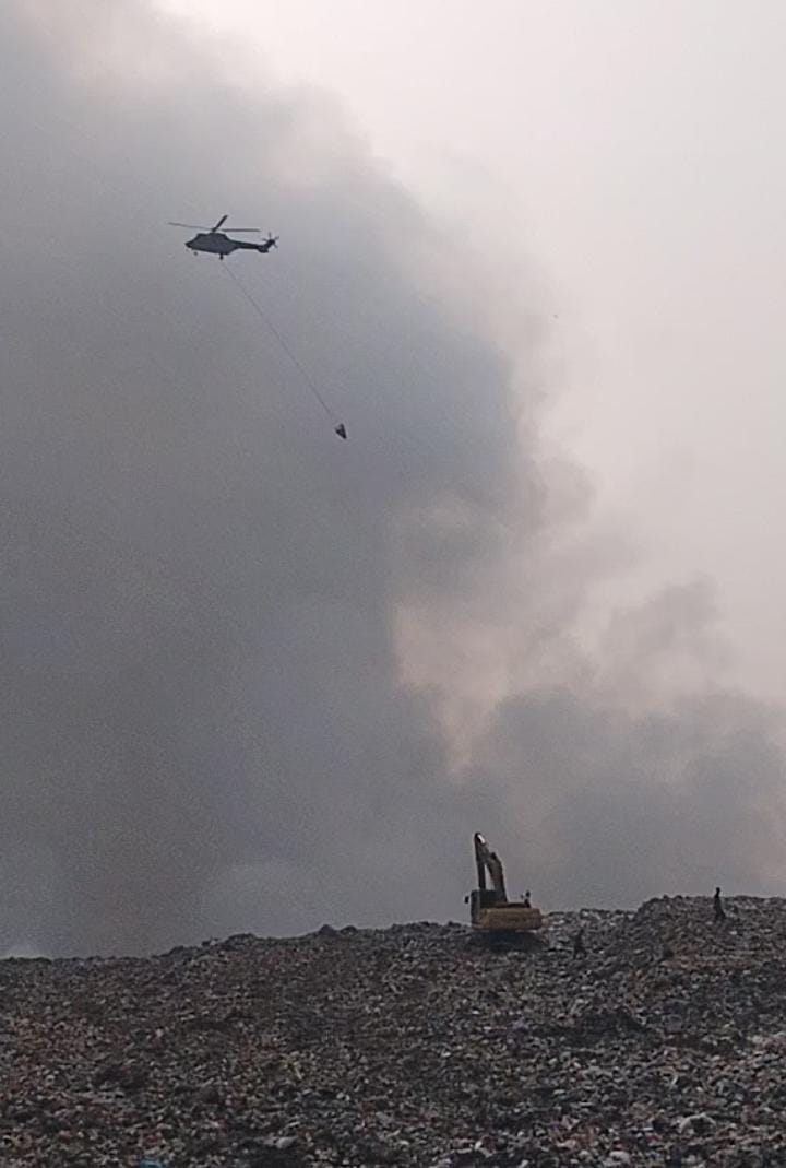 Helikopter TNI AU Dikerahkan Padamkan Kebakaran TPA Galuga