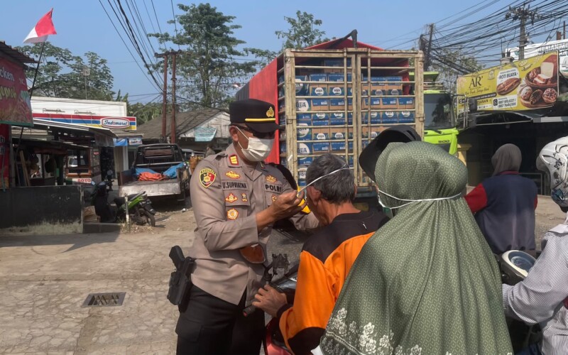 Aksi Polsek Gunungsindur Turun ke Jalan Bagikan 200 Masker Gratis untuk Cegah ISPA Debu Erupsi AGK