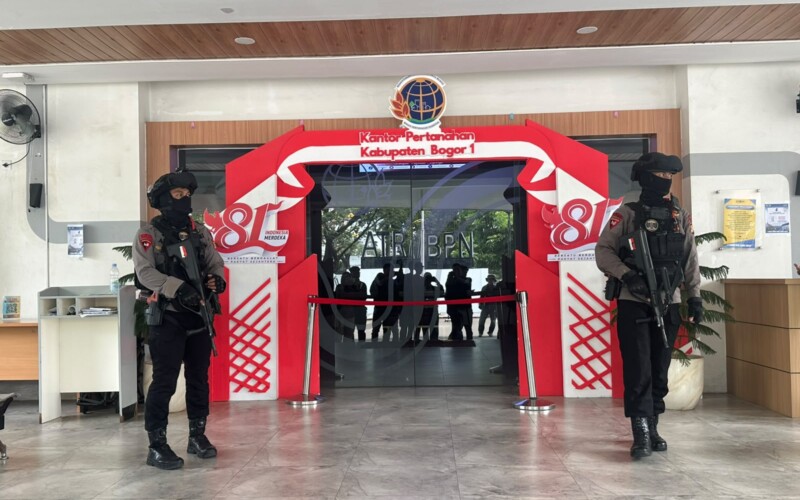 Suasana Kantor ATR/BPN Kabupaten Bogor Jadi Sorotan, Polisi Bersenjata Terlihat Berjaga