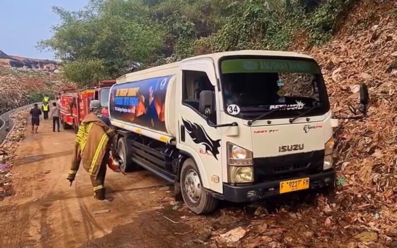 Perumda Tirta Pakuan Salurkan Bantuan Air dan Logistik untuk Petugas di TPA Galuga