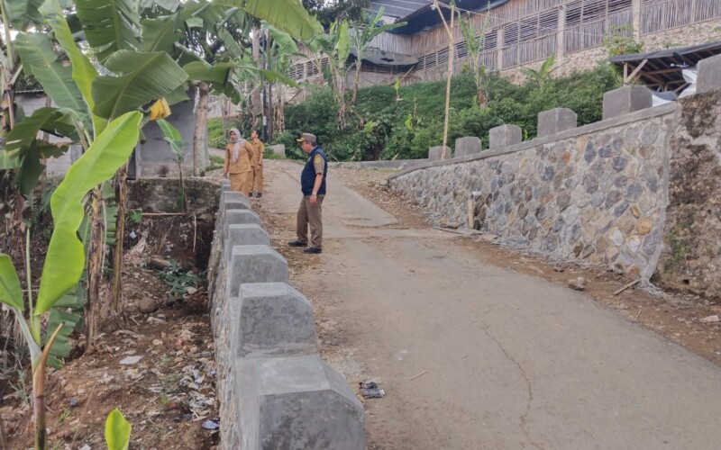 Kasie Trantib Kecamatan Pamijahan Pantau Pembangunan DPT Jalan Desa Ciasihan.