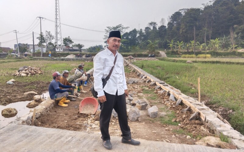 Pemdes Ciasmara Bangun TPT dan Pengerasan  Jalan Desa