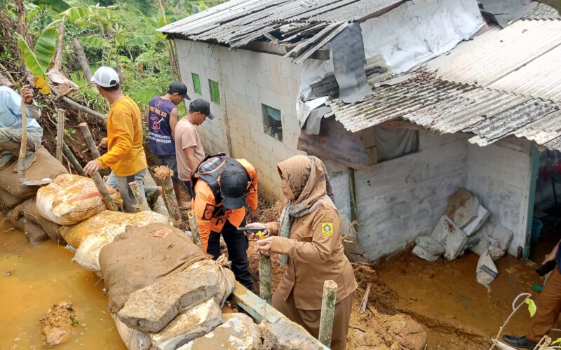 Rumah Rusak Berat Diterjang Hujan dan Angin Kencang, Satu Keluarga di Ciasihan Mengungsi