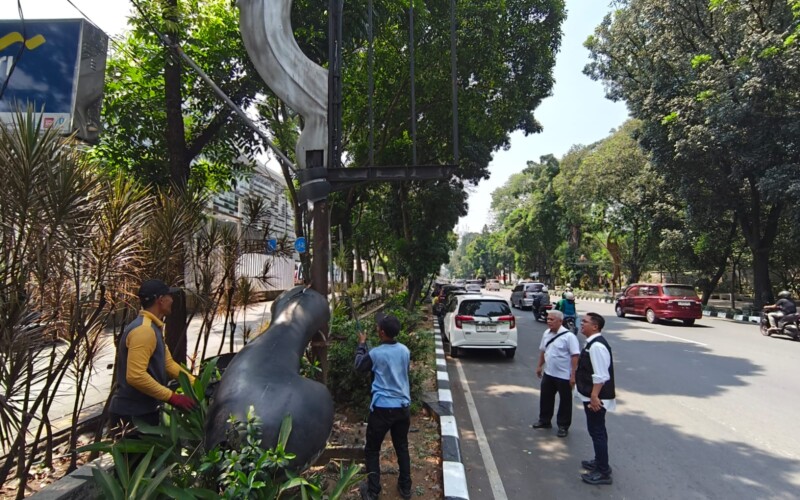 Bapenda Kota Bogor Tertibkan 15 Tiang Reklame di Jalur SSA
