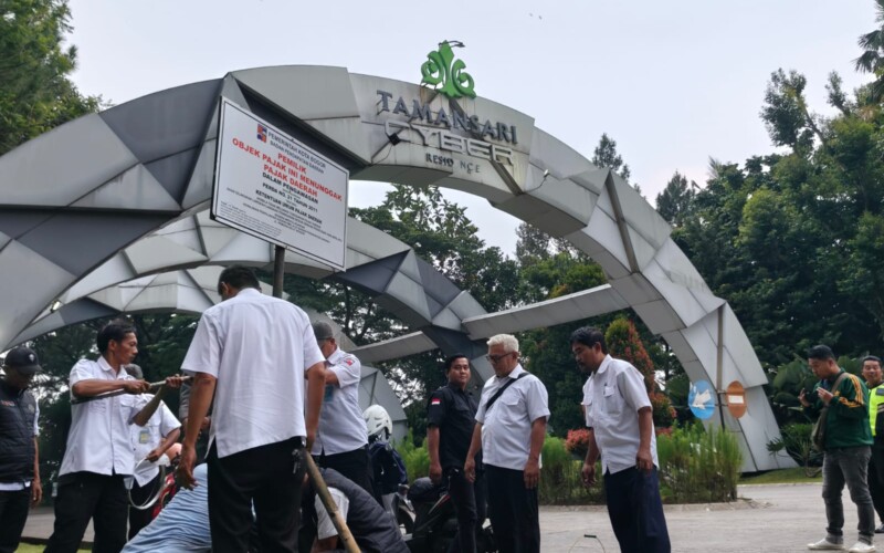 Tunggakan PBB Rp767 Juta, Bapenda Pasang Plang Peringatan di Tamansari Cyber Residence