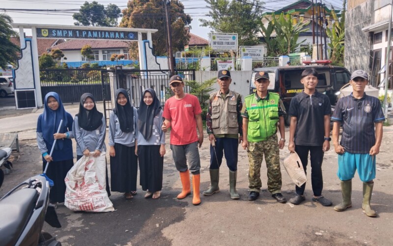 Jaga Kebersihan Lingkungan, Desa pamijahan Gelar Jumat Bersih
